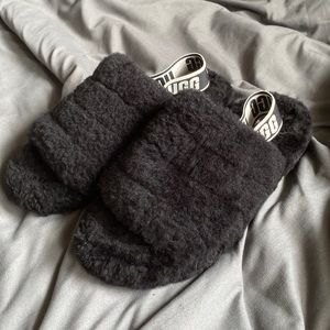 Gently worn UGG fluff yeah slippers, minimal wear, great condition, super comfy